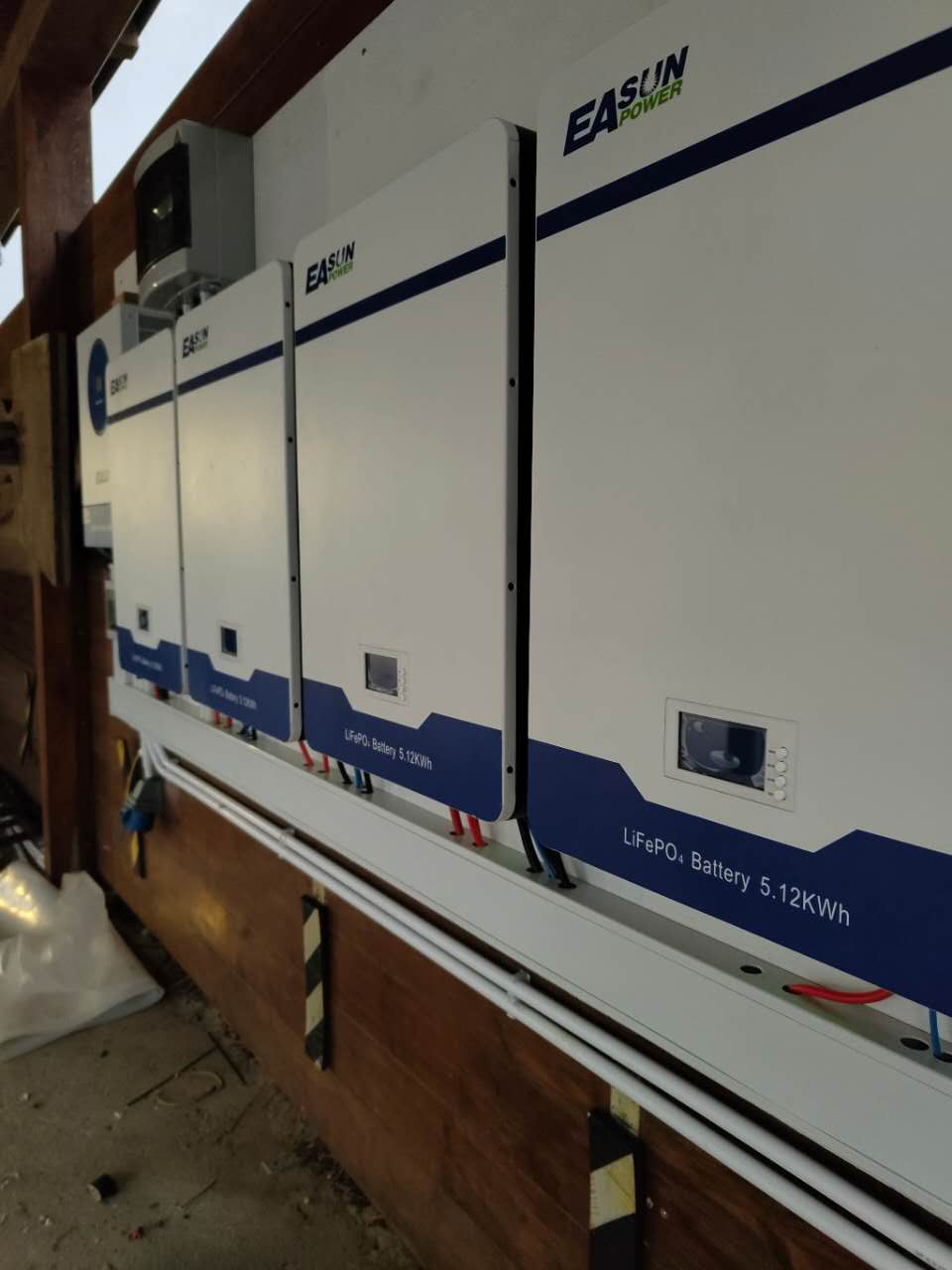 Parallel Operation of Four 5.12 kWh Lithium Batteries with 11 kW Easun Power Inverter